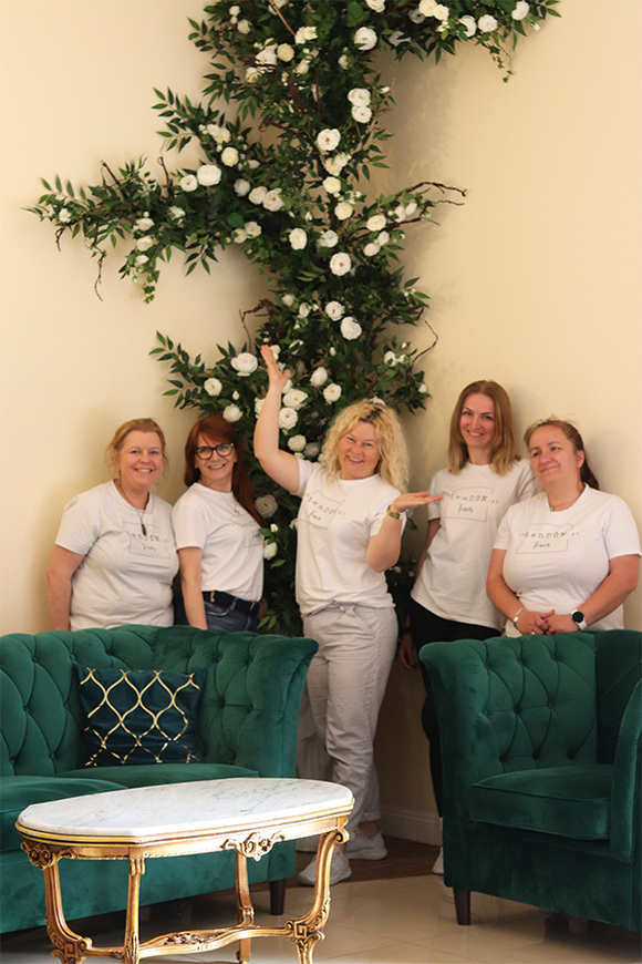 Biały Dworek, girlanda kwiatowa kompozycja