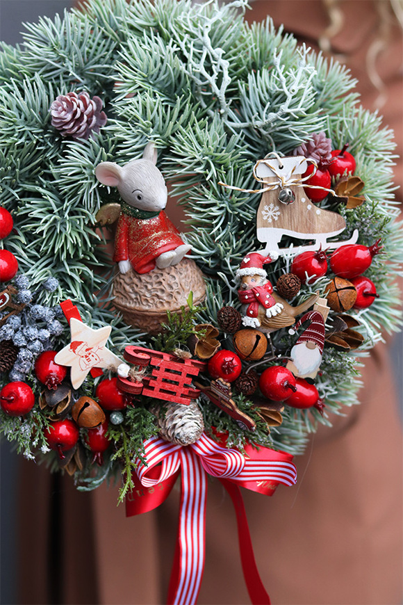 Witajcie w Bajce 2, świąteczny wianek na drzwi