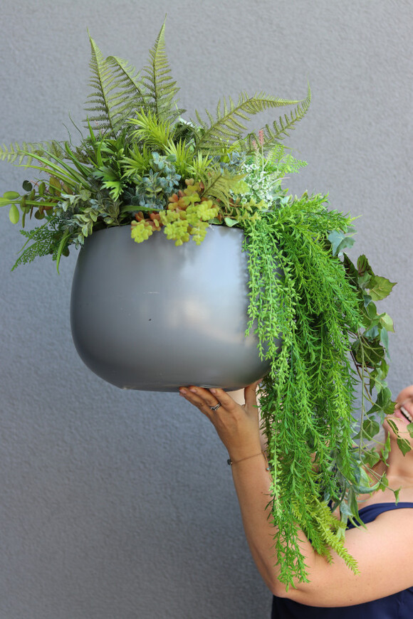 Walter Jungle, kompozycja z sukulentami w donicy fiberglass