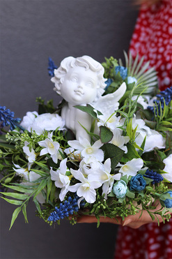 Anioł w Szafirkach, dekoracja nagrobna na plastrze drewna, wys.23x40cm 