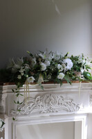 Andria White Day, kompozycja kwiatowa na długi stół