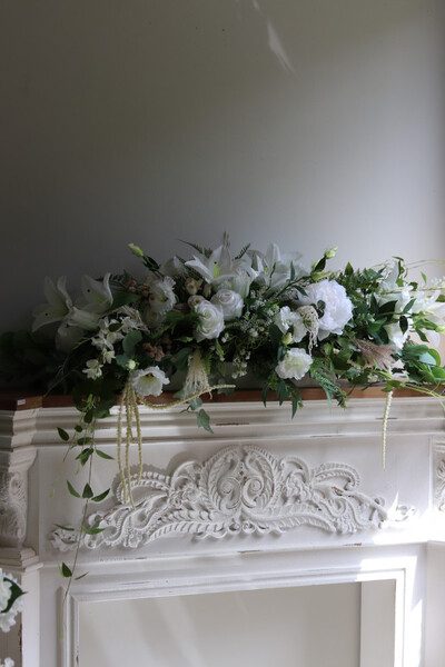 Andria White Day, kompozycja kwiatowa na długi stół