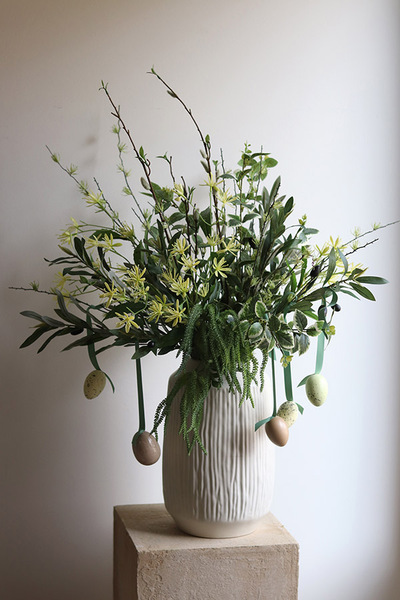 Wiosna u Progu, kwiaty w wazonie