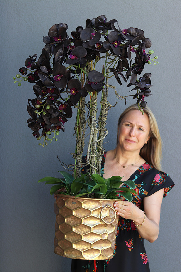 Aubergine Black, sztuczny storczyk w złotej donicy, wys.108cm