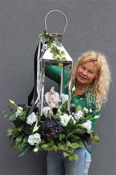 Angelo Garden Black & White, kompozycja kwiatowa ze srebrnym lampionem, wys.70cm  