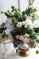 Baronessa Duo, bogata kompozycja kwiatowa w złotym pucharze Klienta, wys.63cm / bukiet 