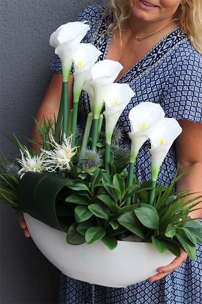 Białe Kalle Laos 2, bogata kompozycja donicy łódce