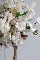 Sad Jabłoni, sztuczne drzewko w betonowej donicy