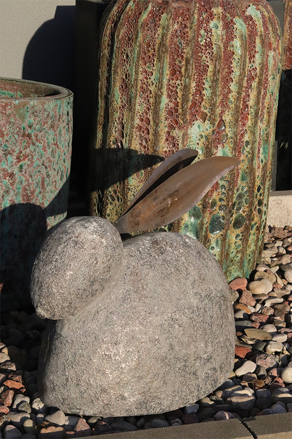 Modern B, duży zajączek wielkanocny figurka metalowa, wys.40cm