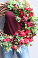 Bordonna, asymetryczny wianek z czerwonym kwiatami