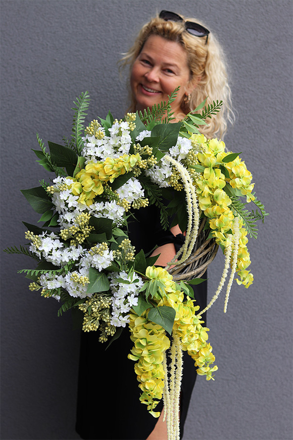 Złotokłos, asymetryczny wianek z żółtą wisterią i bzem