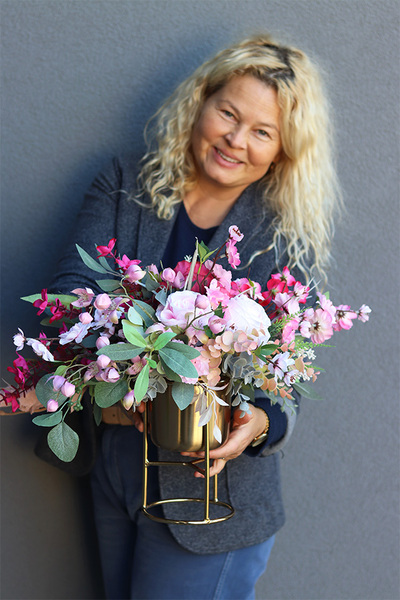 Laguel Duna, dekoracja kwiatowa w naczyniu na stojaku