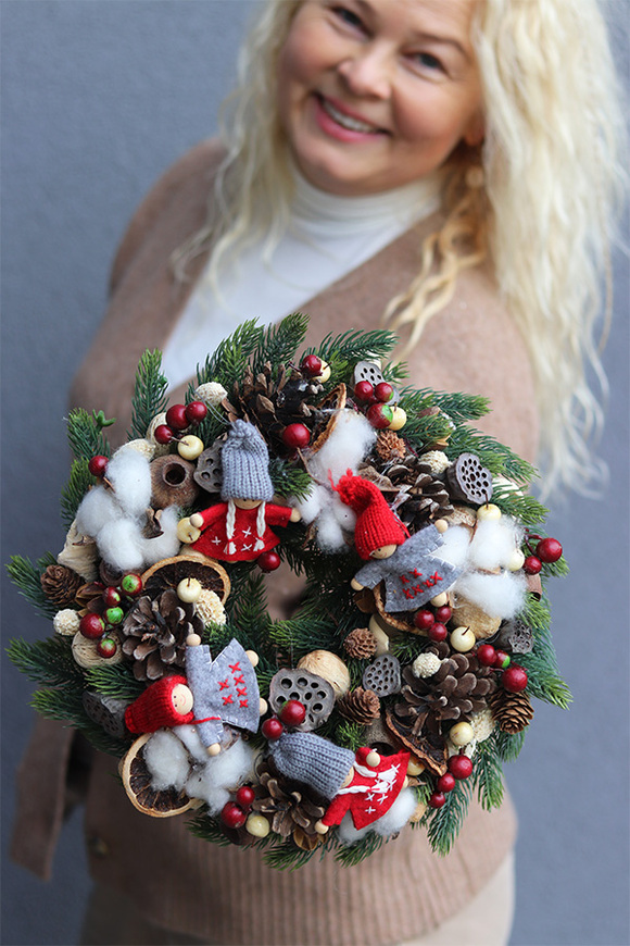 Skrzaciki Max, świąteczny wianek z laleczkami