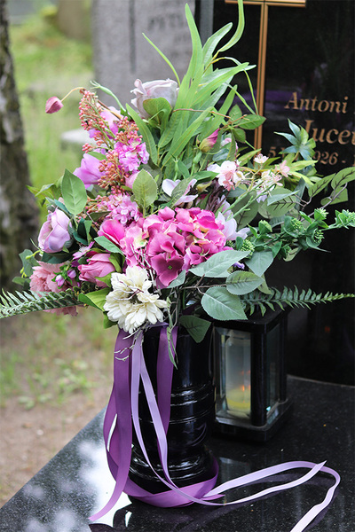 Ledata, bukiet nagrobny z fioletowych kwiatów