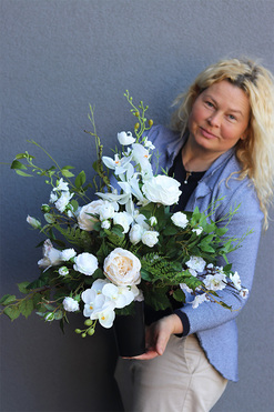 Rozalia White, biały bukiet nagrobny we wkładzie, dł.60cm 