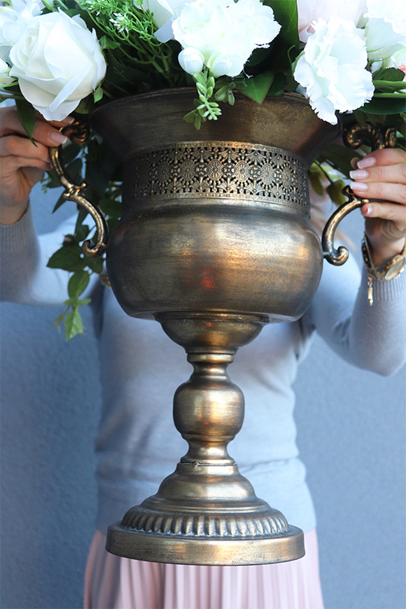 Carynea Gold, bogata kompozycja kwiatowa w pucharze