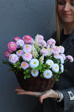 Stokroteczki, wiosenna kompozycja kwiatowa w koszu, wym.25x38cm