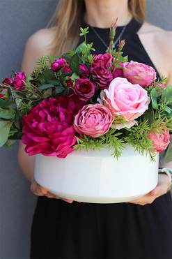 Caryca Delicja Gaina, kompozycja kwiatowa w naczyniu, wym.34x50x35cm