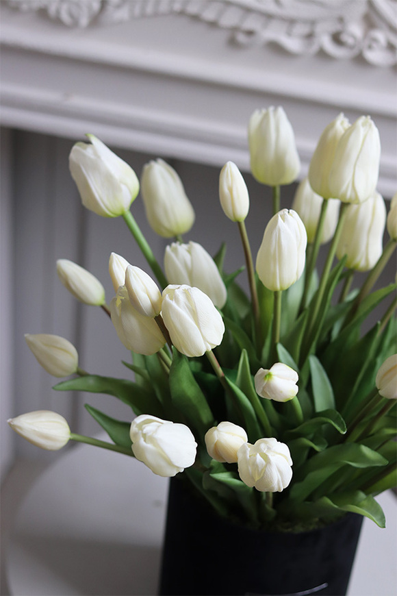 White Tulips 2, flowerbox z gumowymi tulipanami
