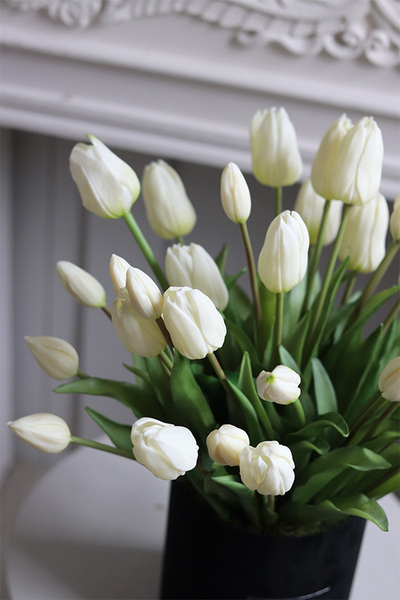 White Tulips 2, flowerbox z gumowymi tulipanami