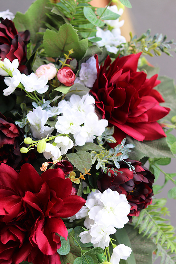 Hellada 2, bukiet nagrobny we wkładzie z bordowymi kwiatami, dł.64cm 