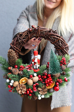 Dziadki Do Orzechów Small, świąteczny wianek dekoracyjny, rozp.36cm  