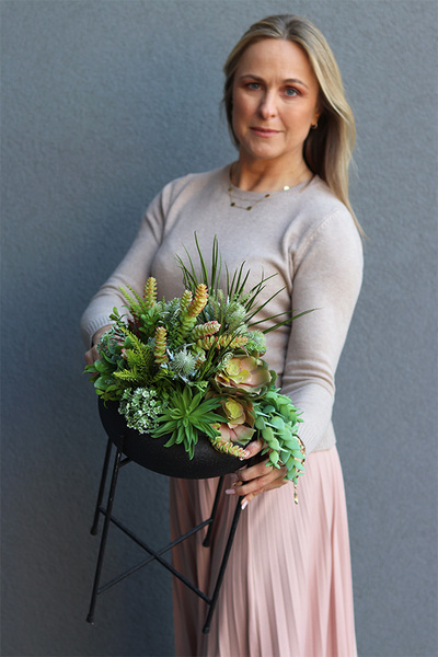 Aldara, kompozycja z sukulentami w donicy na stojaku