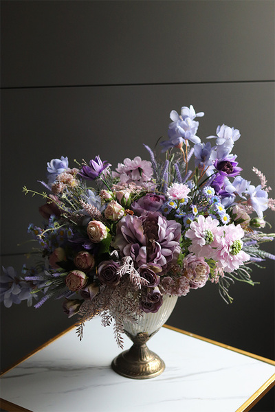 Violet Ambiente, kompozycja kwiatowa w naczyniu