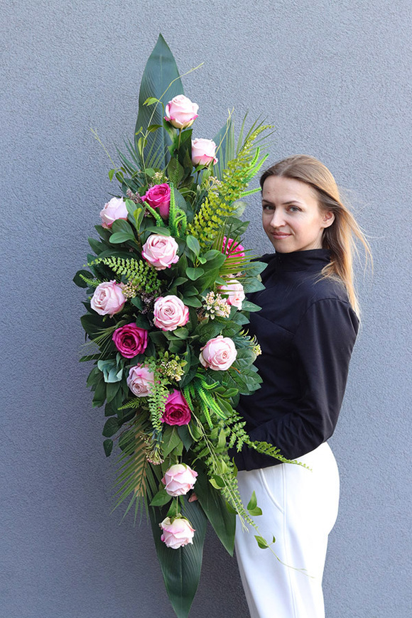 Kalipso Amarantis, wiązanka nagrobna na desce