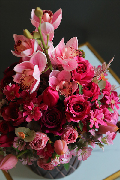 Różowa Jutrzenka, kompozycja kwiatowa w naczyniu