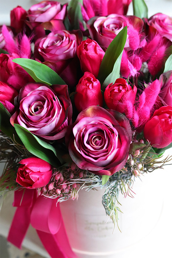 Magenta, wiosenny flowerbox z tulipanami