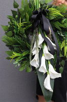 Kalla Isolire, wieniec nagrobny z kaliami