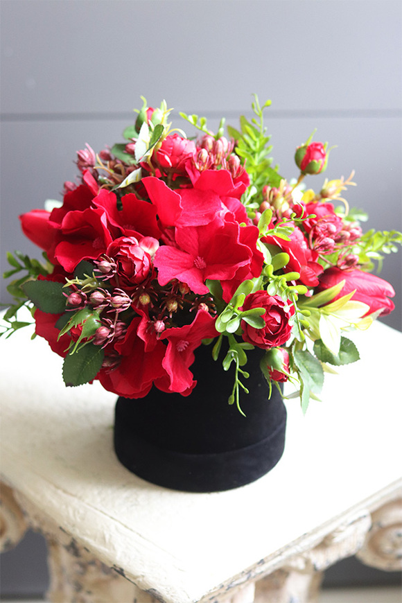 Dzień Kobiet, elegancki flowerbox z czerwonymi kwiatami