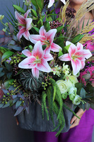 Lilie Volcan, nowoczesna kompozycja nagrobna w misie, wys.85cm