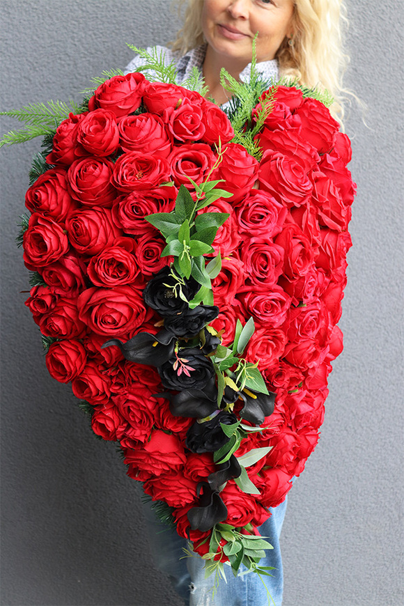 Reddinia, bardzo bogata wiązanka nagrobna z róż