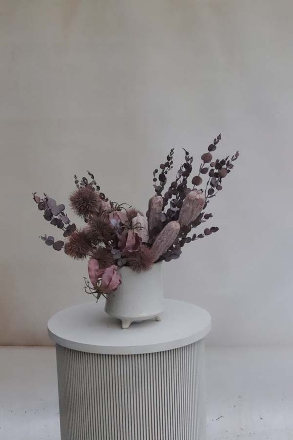 Izaria, kompozycja kwiatowa w naczyniu