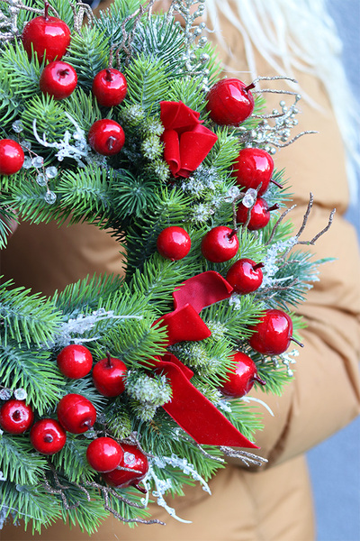 Czerwona Klasyka, świąteczny wianek na drzwi