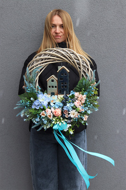 Holenderskie Domki, wianek dekoracyjny z porcelanową figurką, rozp.50cm