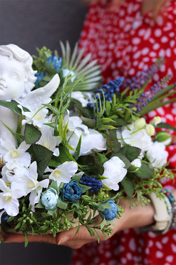 Anioł w Szafirkach, dekoracja nagrobna na plastrze drewna, wys.23x40cm 