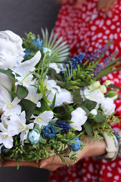 Anioł w Szafirkach, dekoracja nagrobna na plastrze drewna