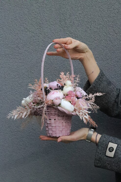 OD RĘKI Koszyk Little Pink, kompozycja kwiatowa w koszu, wym.33x30x26cm