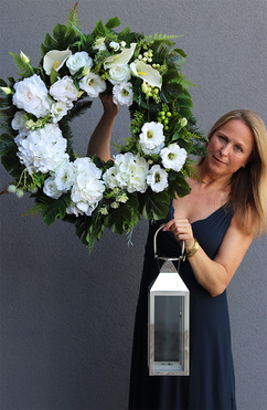 Biała Hydrangea, wieniec nagrobny z latarenką, śr.63cm