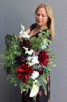 Hellada 2, bukiet nagrobny we wkładzie z bordowymi kwiatami, dł.64cm 