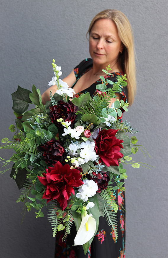 Hellada 2, bukiet nagrobny we wkładzie z bordowymi kwiatami, dł.64cm 