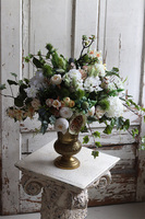 Baronessa Duo, bogata kompozycja kwiatowa w złotym pucharze Klienta, wys.63cm / bukiet 