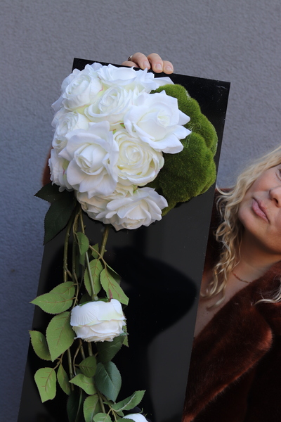 New Design Roses, dekoracja nagrobna na czarnej podstawie