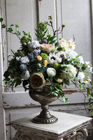 Hrabinia Baronessa, bogata kompozycja kwiatowa w srebrnym pucharze, wys.57cm