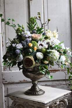 Hrabinia Baronessa, bogata kompozycja kwiatowa w srebrnym pucharze, wys.57cm