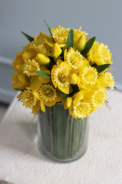 bukiet gumowych żonkili w szklanym wazonie, Słoneczny, wys.33cm 