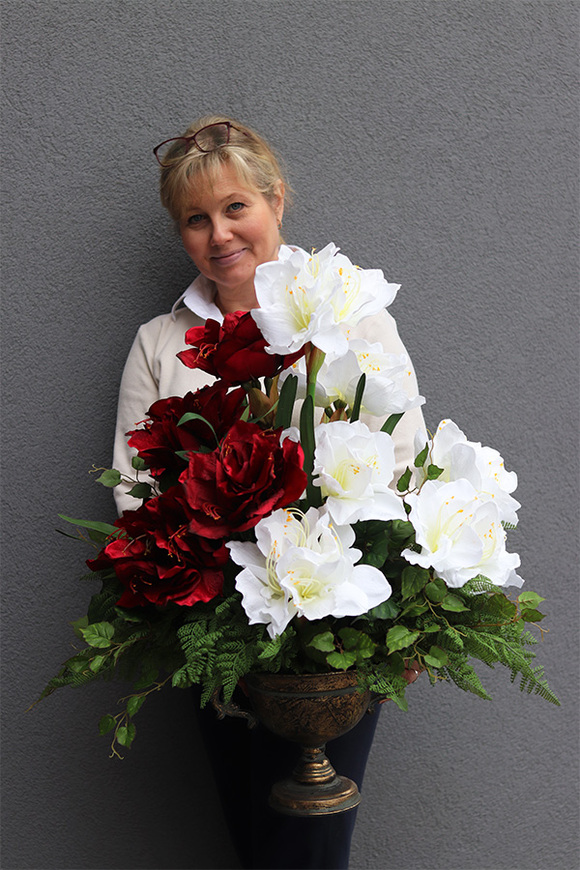 Ambasada Bordo, kompozycja z amarylisem w pucharze, wys.85cm 